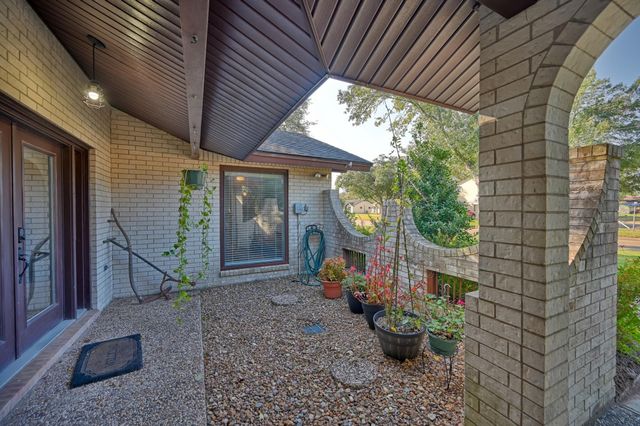 1015 N Fowlkes Street, Sealy, TX 77474