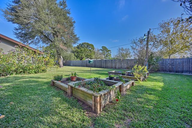 1015 N Fowlkes Street, Sealy, TX 77474