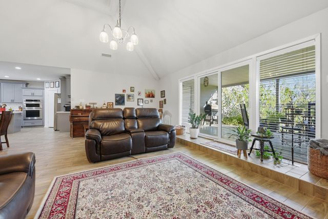 1015 N Fowlkes Street, Sealy, TX 77474