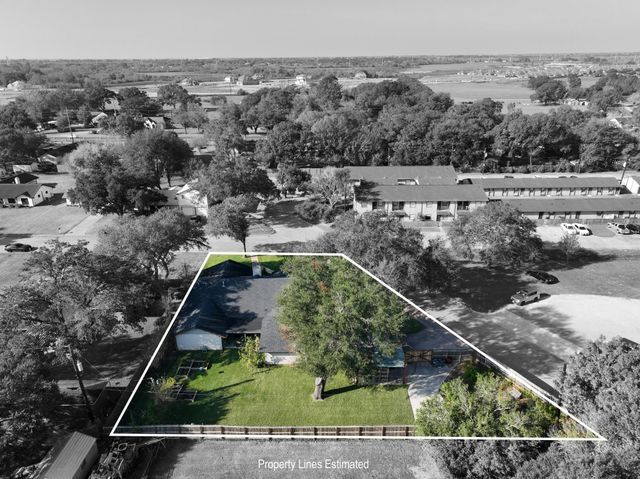 1015 N Fowlkes Street, Sealy, TX 77474