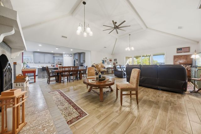 1015 N Fowlkes Street, Sealy, TX 77474