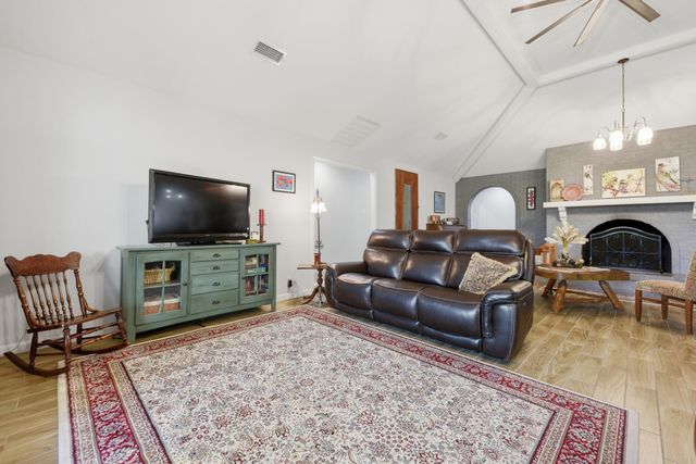 1015 N Fowlkes Street, Sealy, TX 77474