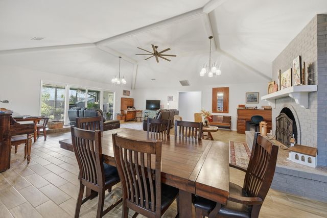 1015 N Fowlkes Street, Sealy, TX 77474