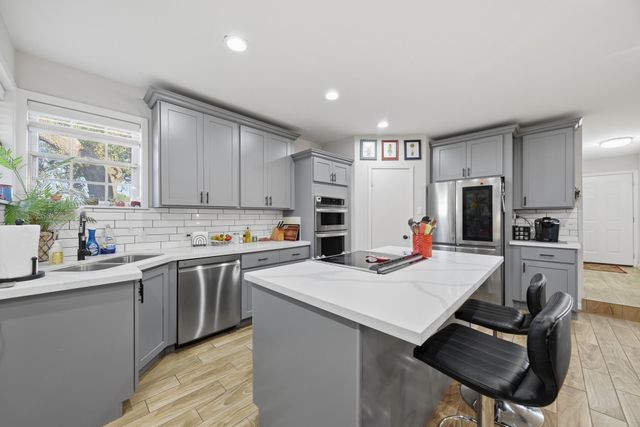 1015 N Fowlkes Street, Sealy, TX 77474