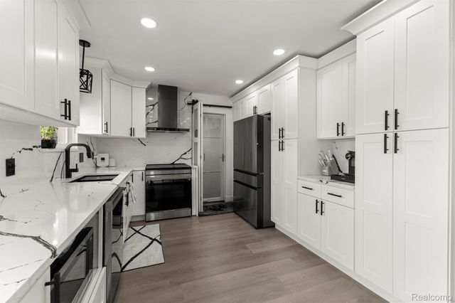 7135 Capri Drive, White Lake Charter Township, MI 48383