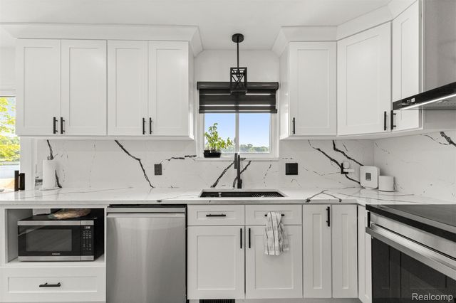 7135 Capri Drive, White Lake Charter Township, MI 48383