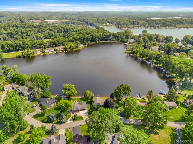 7135 Capri Drive, White Lake Charter Township, MI 48383