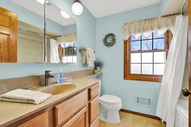 766 Kingston COURT, Hartland, WI 53029