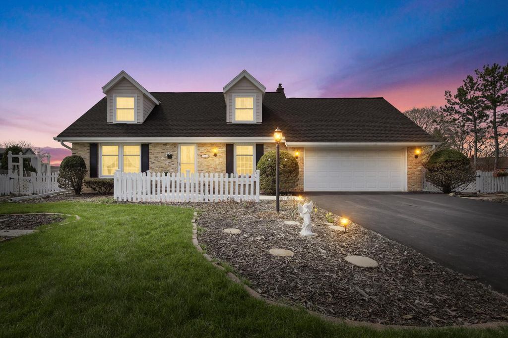 766 Kingston COURT, Hartland, WI 53029