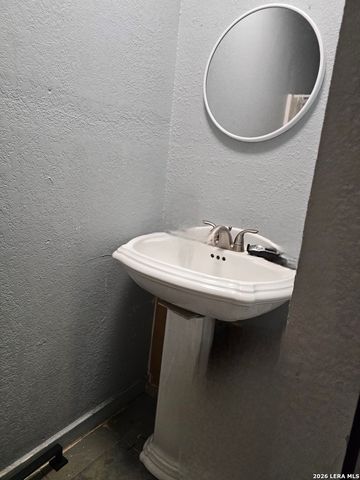 121 Hess, San Antonio, TX 78212