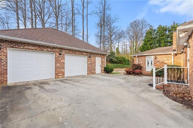 471 W Hunting Ridge Drive, Thomasville, NC 27360