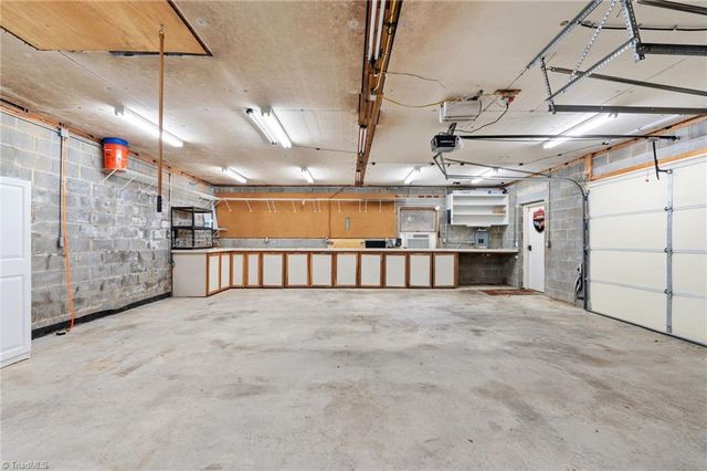 471 W Hunting Ridge Drive, Thomasville, NC 27360