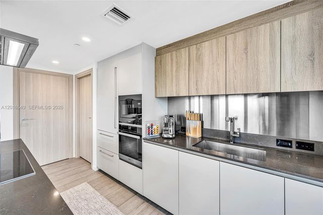 1000 Brickell Plz 4601, Miami, FL 33131