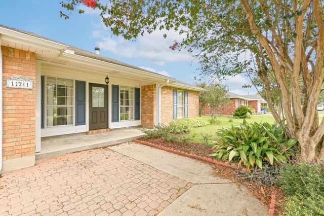 121 Rosedown Dr, Thibodaux, LA 70301