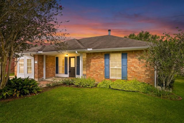 121 Rosedown Dr, Thibodaux, LA 70301