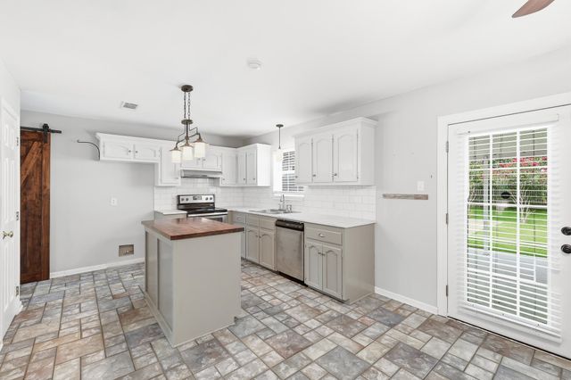 121 Rosedown Dr, Thibodaux, LA 70301