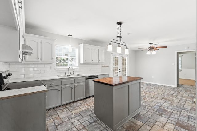 121 Rosedown Dr, Thibodaux, LA 70301