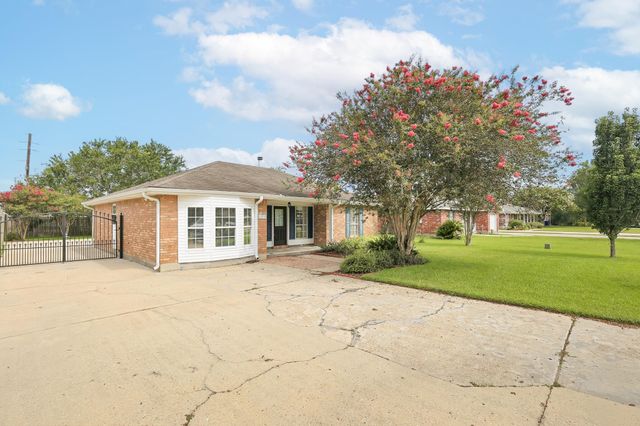 121 Rosedown Dr, Thibodaux, LA 70301