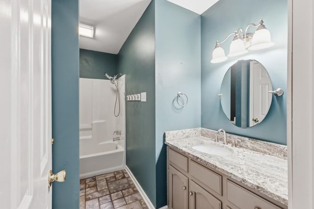 121 Rosedown Dr, Thibodaux, LA 70301