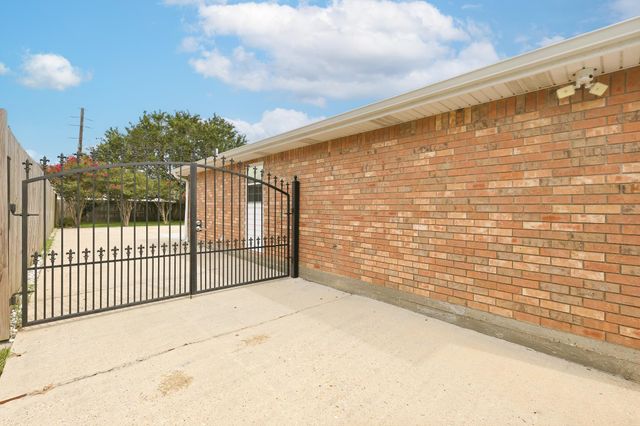 121 Rosedown Dr, Thibodaux, LA 70301