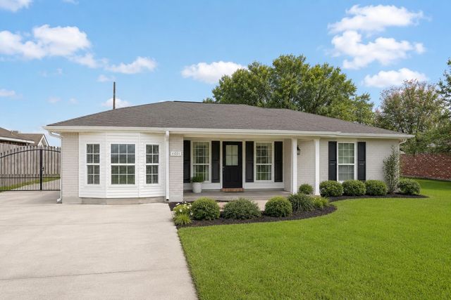 121 Rosedown Dr, Thibodaux, LA 70301