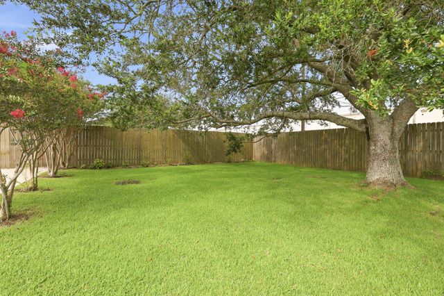 121 Rosedown Dr, Thibodaux, LA 70301