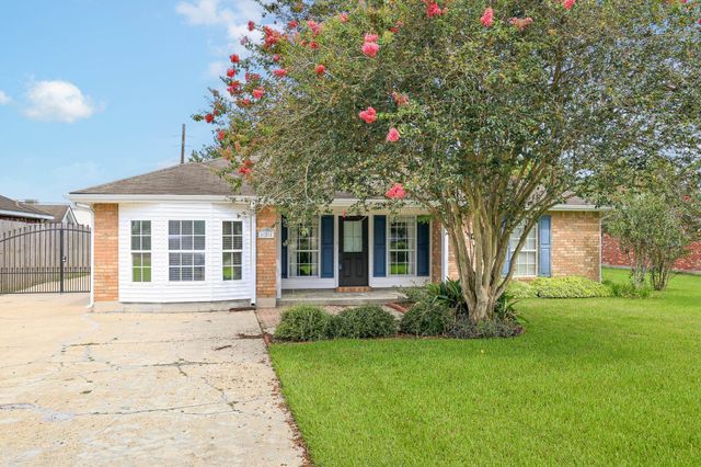 121 Rosedown Dr, Thibodaux, LA 70301