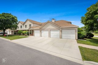 7010 Park Lane Court 102, Woodridge, IL 60517