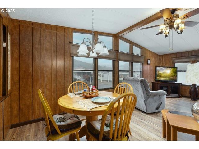 406 SHADOW RANCH Ln, Roseburg, OR 97470