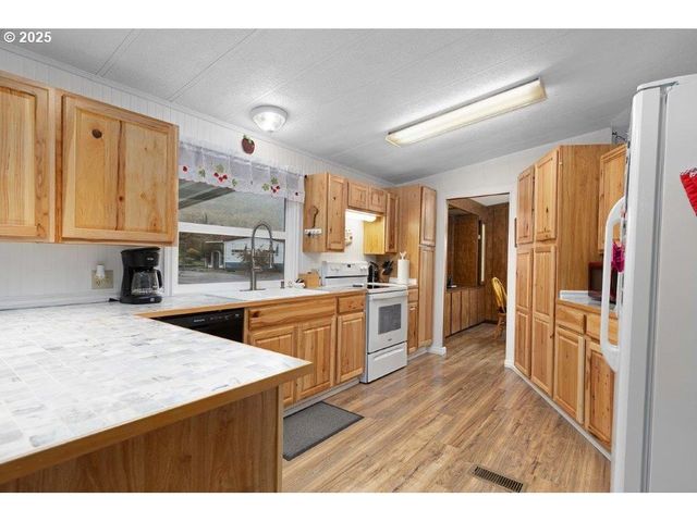 406 SHADOW RANCH Ln, Roseburg, OR 97470