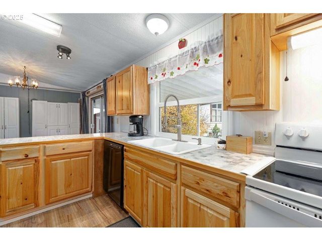 406 SHADOW RANCH Ln, Roseburg, OR 97470