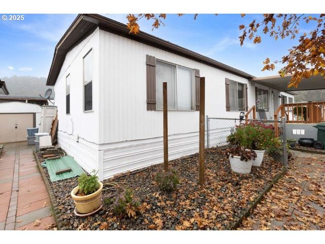 406 SHADOW RANCH Ln, Roseburg, OR 97470