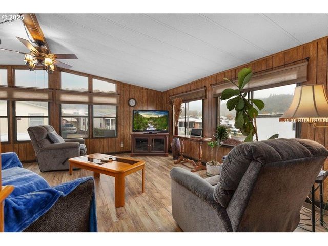 406 SHADOW RANCH Ln, Roseburg, OR 97470