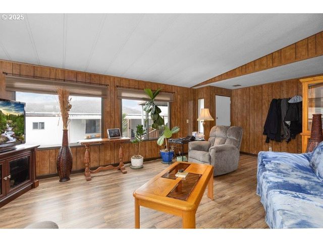 406 SHADOW RANCH Ln, Roseburg, OR 97470