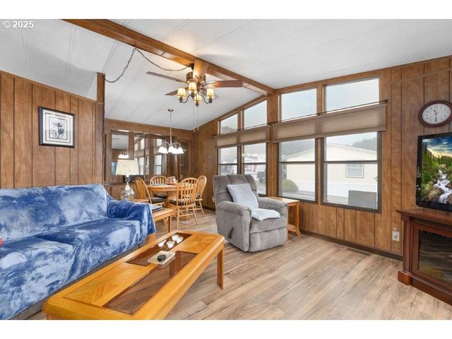 406 SHADOW RANCH Ln, Roseburg, OR 97470