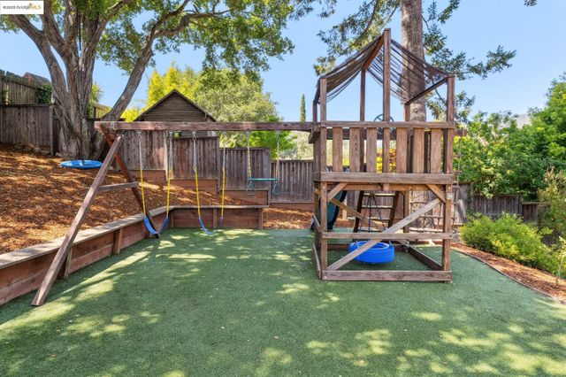 3935 Reinhardt Dr, Oakland, CA 94619