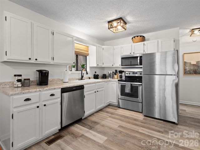 34 Fernbrook Road, Maggie Valley, NC 28751