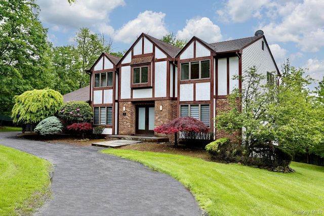 3 Larissa Court, Airmont, NY 10952