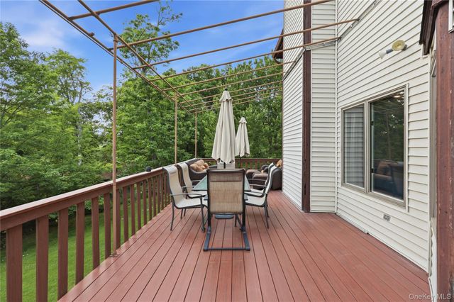 3 Larissa Court, Airmont, NY 10952