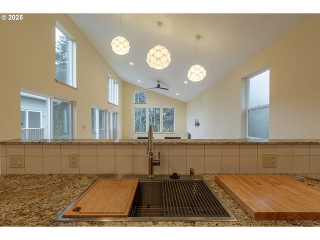 15427 Se River Rd, Oak Grove, OR 97267