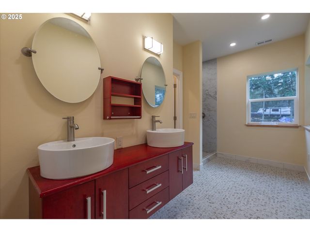 15427 Se River Rd, Oak Grove, OR 97267