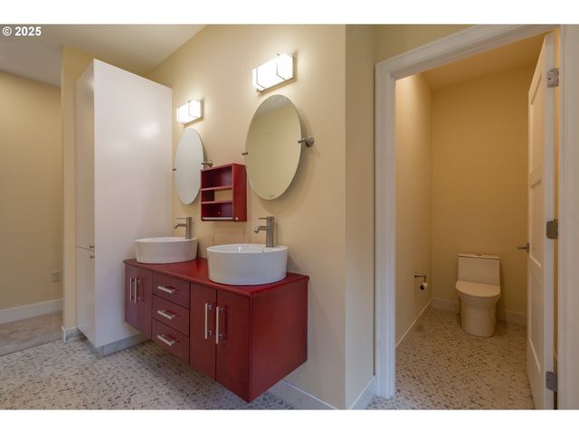 15427 Se River Rd, Oak Grove, OR 97267