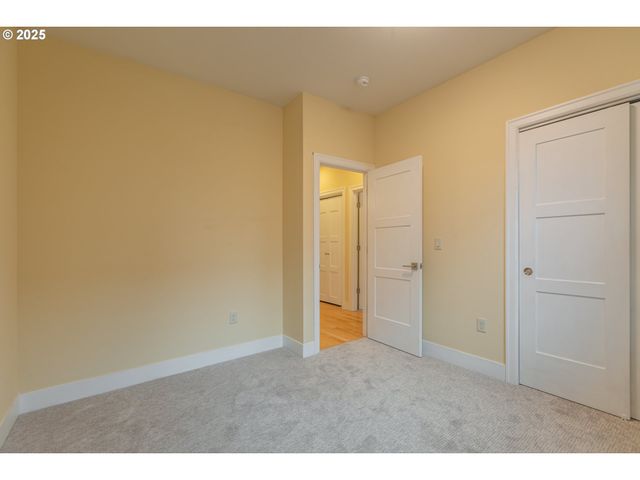 15427 Se River Rd, Oak Grove, OR 97267