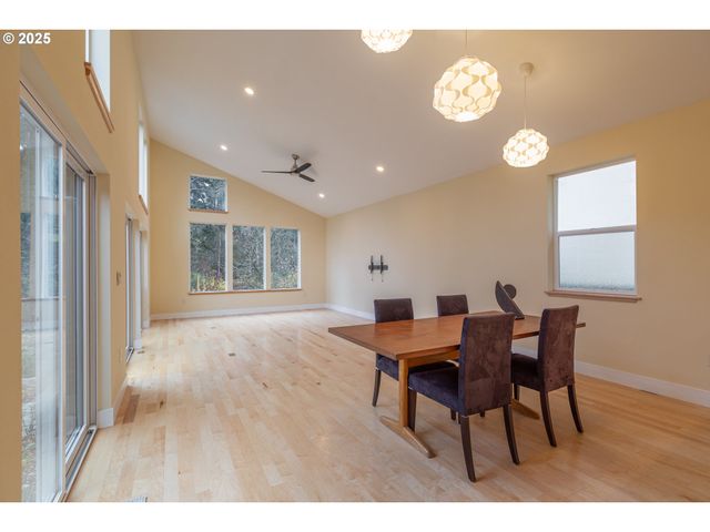 15427 Se River Rd, Oak Grove, OR 97267