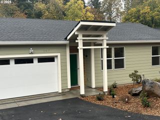 15427 Se River Rd, Oak Grove, OR 97267