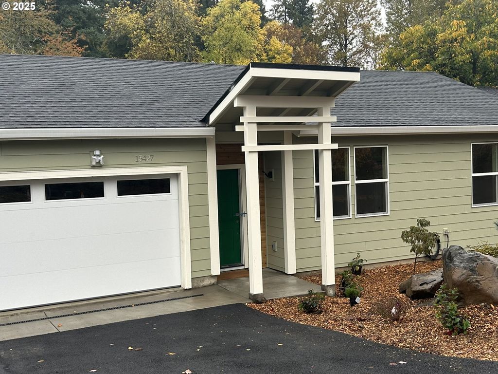 15427 Se River Rd, Oak Grove, OR 97267