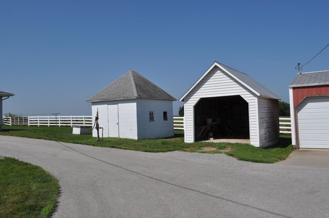 4697 North Farm Road 175, Springfield, MO 65803