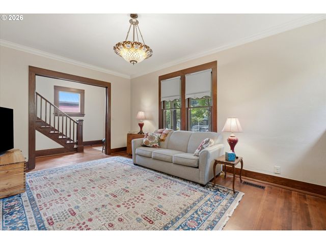2113 16TH Ave, Forest Grove, OR 97116