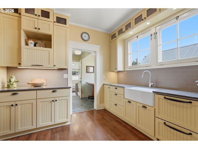 2113 16TH Ave, Forest Grove, OR 97116