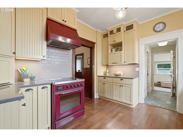 2113 16TH Ave, Forest Grove, OR 97116